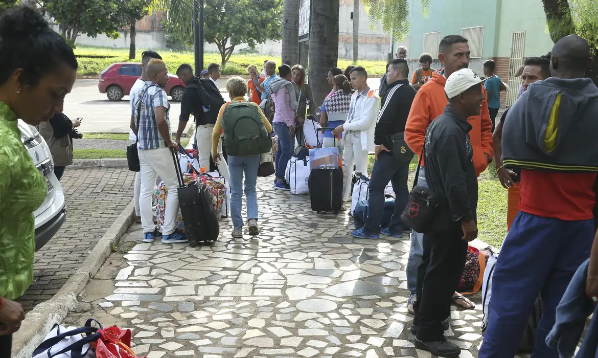 Migrantes venezuelanos vindos da cidade de Boa Vista, em Roraima, são acolhidos em uma paróquia para orientações e encaminhados para casas alugadas pelo programa de integração da Cáritas Brasileira, em São Sebastião, no Distrito Federal.