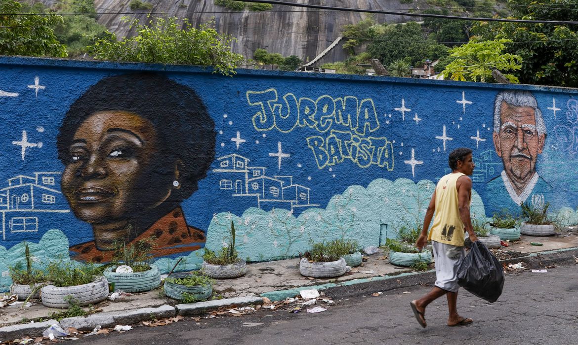 Rio de Janeiro (RJ) 26/03/2024 – Mural em homenagem à líder comunitária Jurema Batista no Morro do Andaraí, atendido pelo programa Favela Bairro, que completa 30 anos. Foto: Fernando Frazão/Agência Brasil
