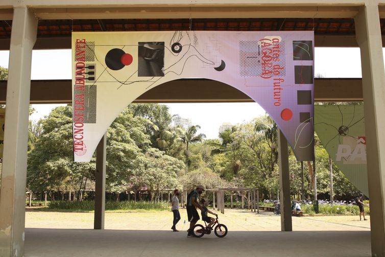 Instalação O mundo versus o planeta, da artista Luiza Crosman, na 10ª Mostra 3M de Arte, no Parque Ibirapuera