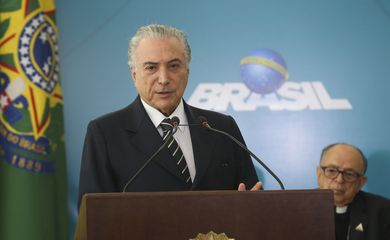 Brasília - O presidente Michel Temer pede que rádios o ajudem a impedir que o Brasil naufrague. Ele participou da  cerimônia de migração de rádios AM para a banda FM (Antonio Cruz/Agência Brasil)