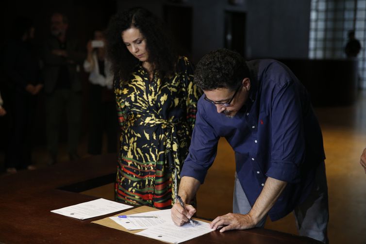 A presidente do Iphan, Kátia Bogéa e o ministro da Cultura, Sergio Sá Leitão durante assinatura do documento que formaliza a cessão de uso do Palácio Gustavo Capanema para o 27º Congresso Mundial de Arquitetos, que acontecerá no RJ em 2020.