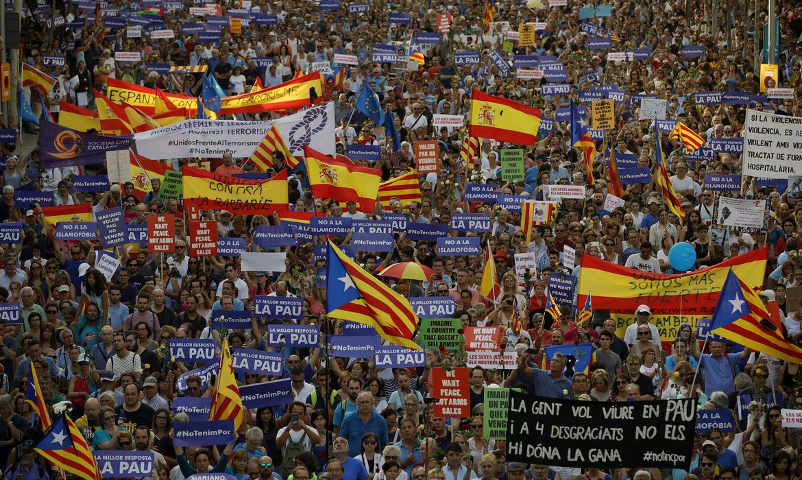 Barcelona - Manifestação contra os atentados na Catalunha reuniu 500 mil pessoas (EFE/Alberto Estévez)