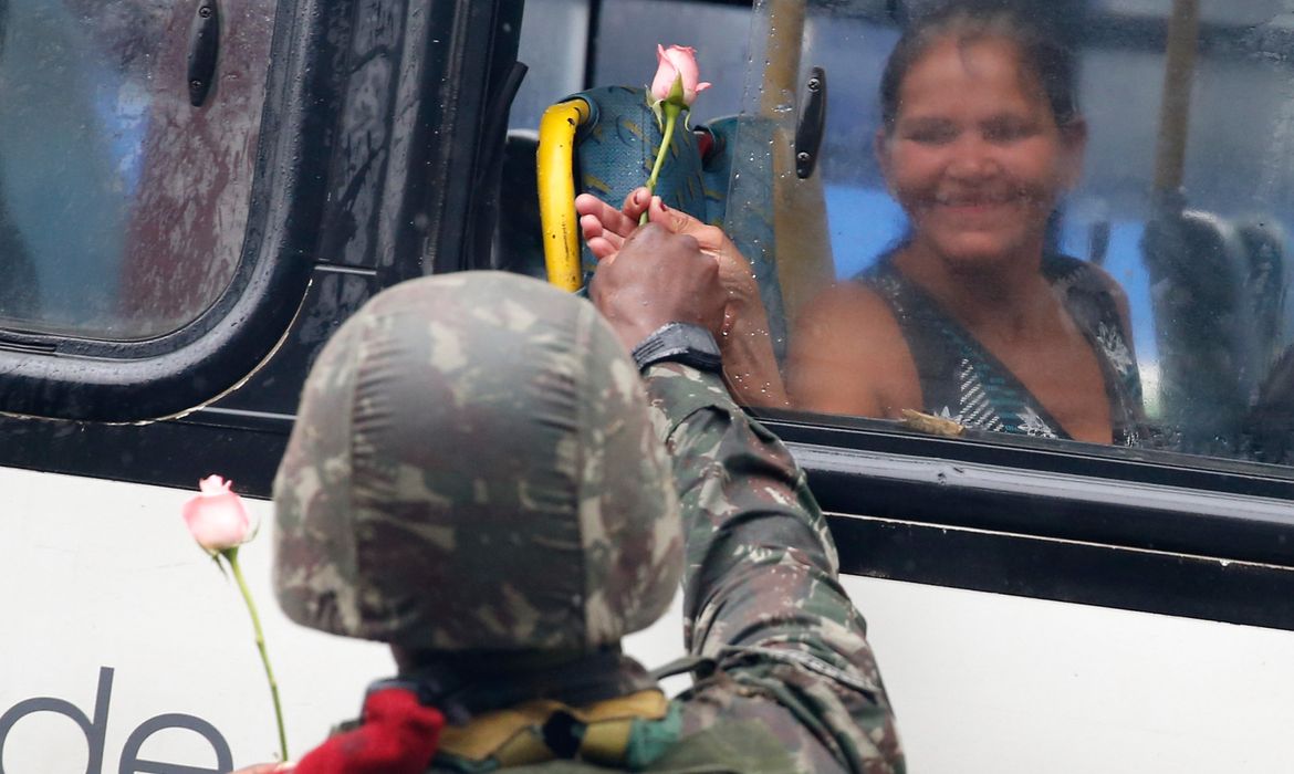 Rio de Janeiro - Militares das Forças Armadas distribuem rosas na comunidade da Vila Kennedy, na zona oeste da cidade, no Dia Internacional da Mulher (Tânia Rêgo/Agência Brasil)