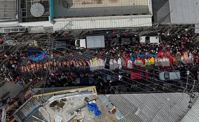 SENSITIVE MATERIAL. THIS IMAGE MAY OFFEND OR DISTURB A drone view shows mourners gathering around bodies, the day after a deadly police operation against drug trafficking at the favela do Penha, in Rio de Janeiro, Brazil, October 29, 2025. REUTERS/Ricardo Moraes