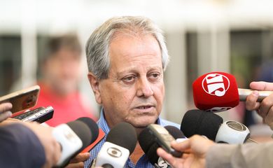 Brasília - O ex-presidente da Fundação Nacional do Índio Antônio Costa, fala à imprensa sobre sua exoneração do cargo (Marcelo Camargo/Agência Brasil)
