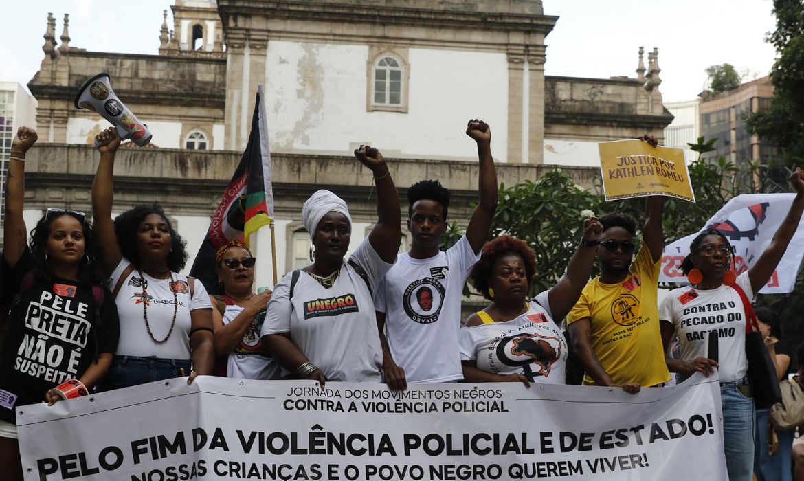 Rio de Janeiro (RJ), 24/08/2023 - Integrantes do movimento negro protestam contra a violência policial em caminhada na região da Candelária, centro da cidade. Foto: Fernando Frazão/Agência Brasil