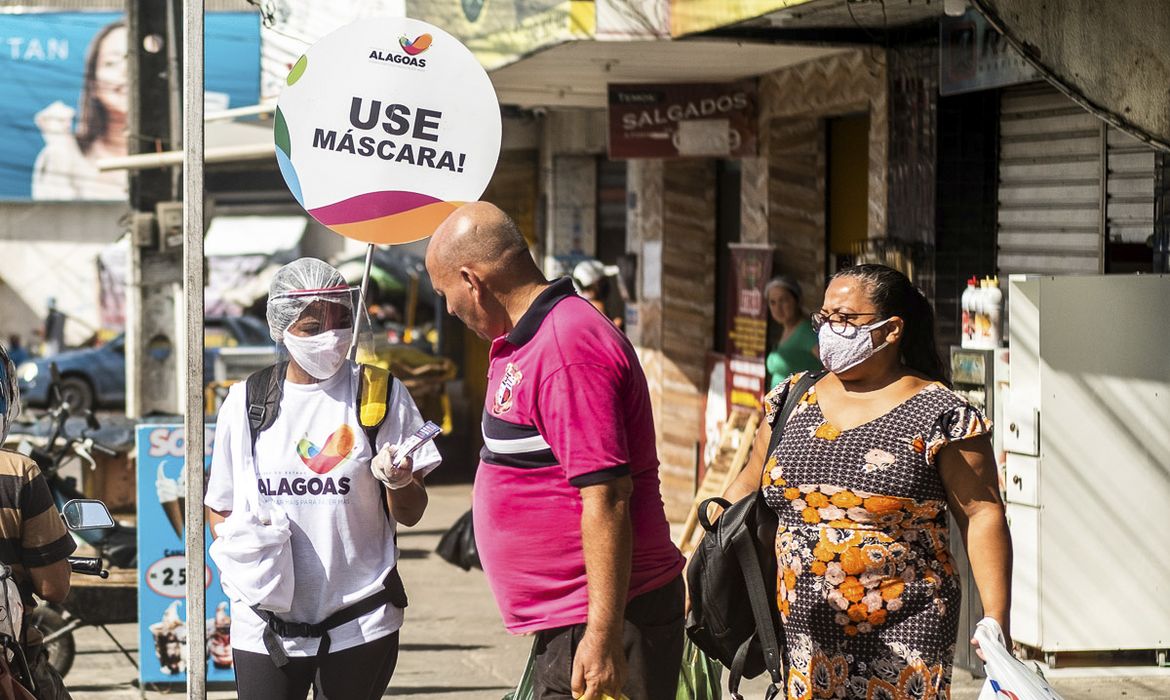 Moradores de Maceió são orientados sobre o uso de máscaras durante a pandemia do novo coronavírus.