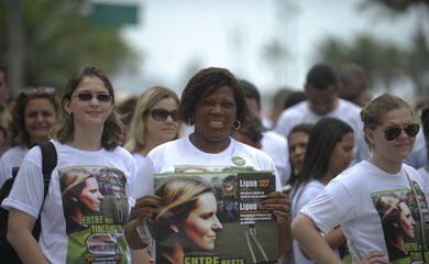 Rio de Janeiro - Grupo participa de caminhada, organizada pelo Ministério Público do Rio de Janeiro, pelo fim de todas as formas de violência contra a mulher (Fernando Frazão/Agência Brasil)
