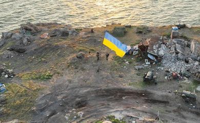 Tropas ucranianas hasteiam bandeira da Ucrânia na Ilha da Serpente
