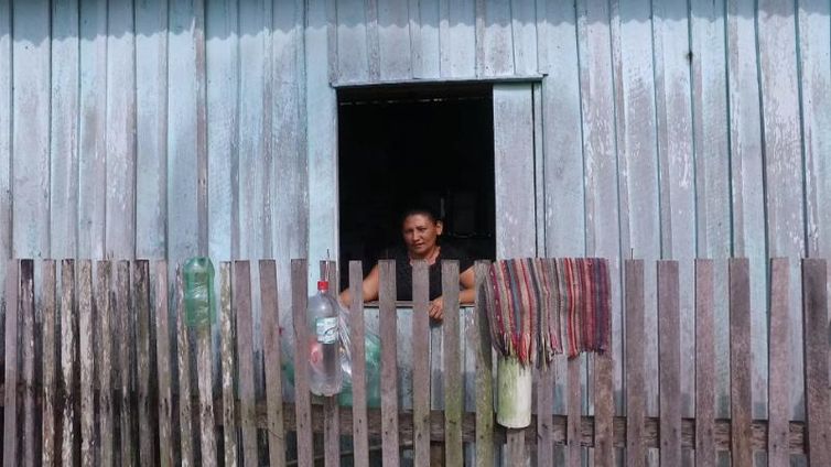 Maricélia Moura dos Santos vive em uma palafita em Ananindeua, Pará, sem coleta de esgoto nem acesso à água tratada