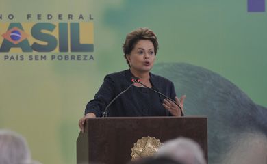 Presidenta Dilma Rousseff anuncia  a segunda etapa do Pronatec, que vai ofertar 12 milhões de vagas em 220 cursos técnicos de nível médio e em 646 cursos de qualificação, a partir de 2015 (Antonio Cruz/Agência Brasil)