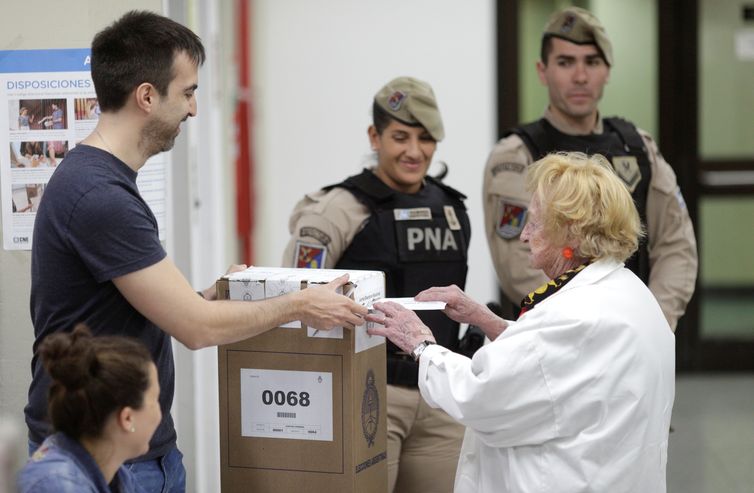 Mulher vota em sessão eleitoral de Buenos Aires no domingo (27) 