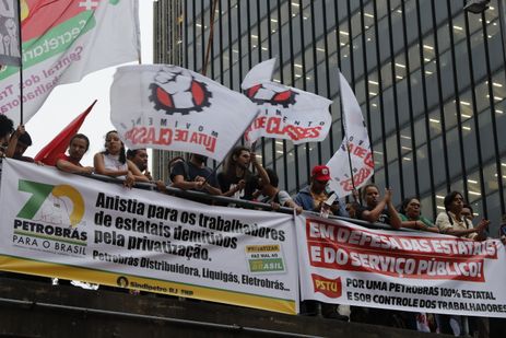 Rio de Janeiro (RJ), 03/10/2023 - Trabalhadores, centrais sindicais e movimentos sociais fazem ato pelos 70 anos da Petrobras, em frente ao edifício sede da empresa, no Centro. Foto: Fernando Frazão/Agência Brasil