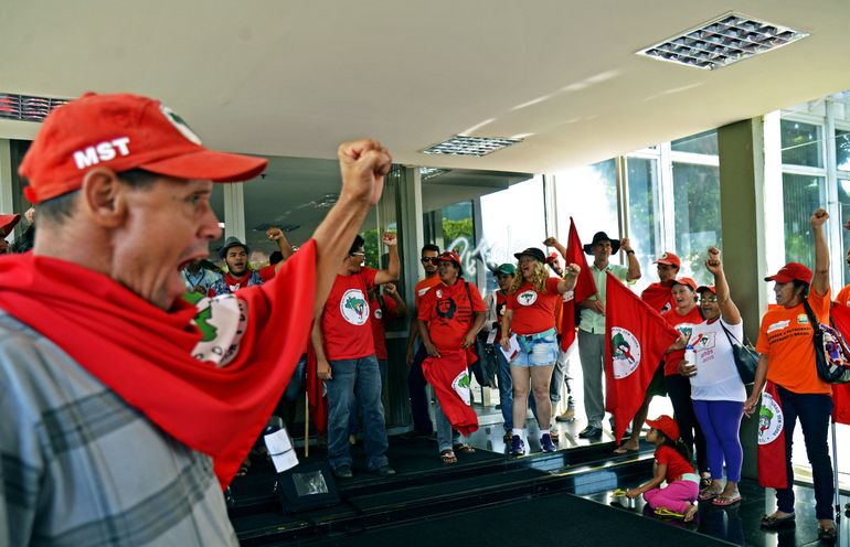 Brasília - Integrantes do Movimentos dos Trabalhadores Rurais Sem Terra protestam em frente ao ministério de Minas e Energia (José Cruz/Agência Brasil)