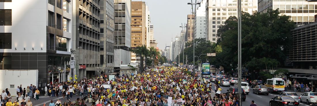Professores em greve fazem passeata em São Paulo