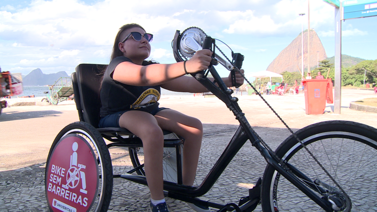 O projeto Bike sem Fronteiras oferece passeios de bicicleta monitorados para pessoas com deficiência