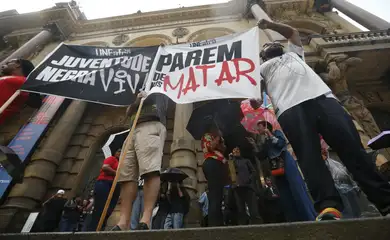São Paulo (SP), 05/12/2024 -ato contra violência policial, concentração em frente ao teatro municipal de são paulo, praça Ramos de Azevedo . Foto: Paulo Pinto/Agência Brasil