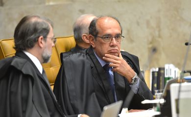 Brasília - Ministros Dias Toffoli (E) e Gilmar Mendes na sessão do STF que adiou o julgamento sobre a validade da posse do ex-presidente Lula na Casa Civil  (Antonio Cruz/Agência Brasil)