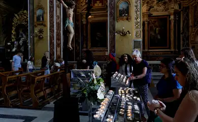 People stand inside the inside the Church of Santa Maria in Transpontina, after the death of Pope Francis was announced by the Vatican, in Rome, Italy, April 21, 2025. REUTERS/Remo Casilli