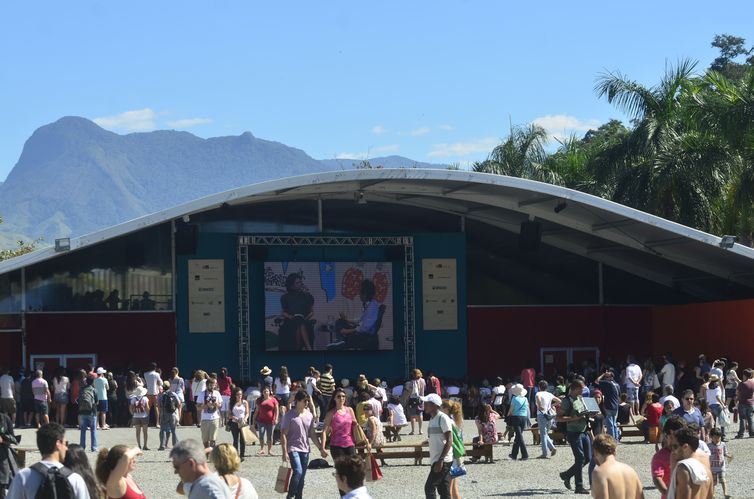 O público acompanha o debate sobre romances contemporâneos latino-americanos no último dia da 12ª Festa Literária Internacional de Paraty (Flip)(Fernando Frazão/Agência Brasil)