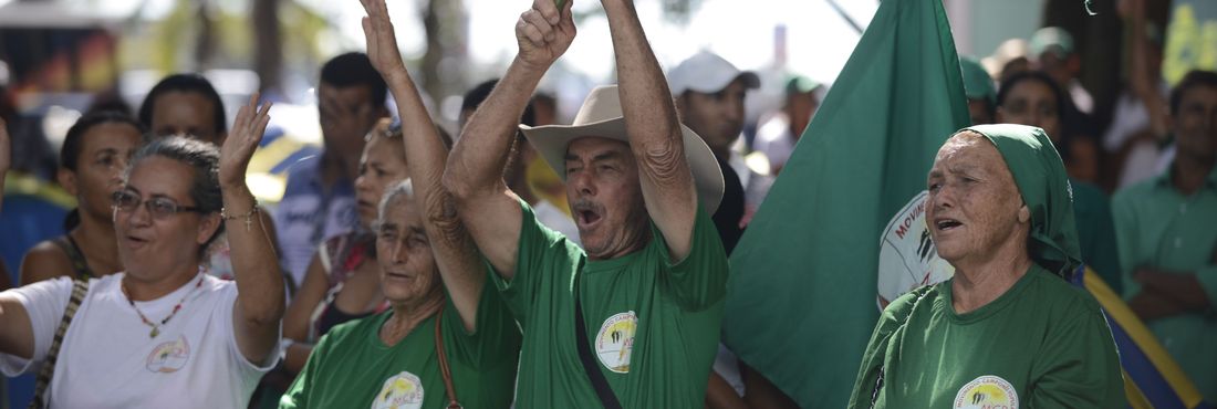 Brasília - Camponeses de diversas regiões do país fazem manifestação em frente ao Ministério do Desenvolvimento Agrário