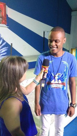 Fernanda conversa com os integrantes da Filhos da Águia, escola de samba mirim da Portela