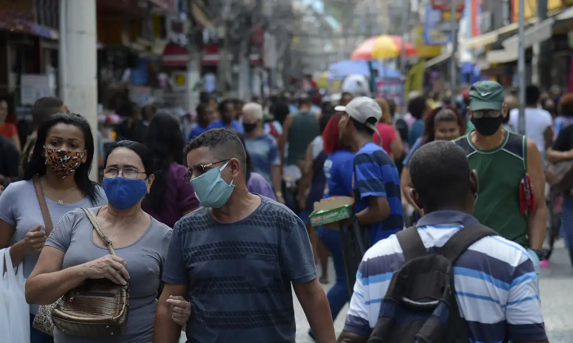 População caminha no centro de Duque de Caxias, primeiro município do Rio de Janeiro a flexibilizar o uso de máscara.