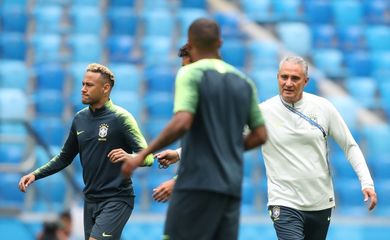 O técnico Tite faz treinamento preparando seleção para enfrentar a Costa Rica.