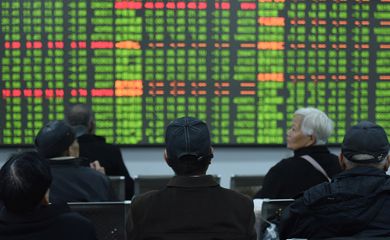 Os investidores estão diante de um quadro que mostra informações sobre ações em uma corretora no primeiro dia de negociação na China desde o Ano Novo Lunar, em Hangzhou, província de Zhejiang, China, em 3 de fevereiro de 2020. China Daily via REUTERS 