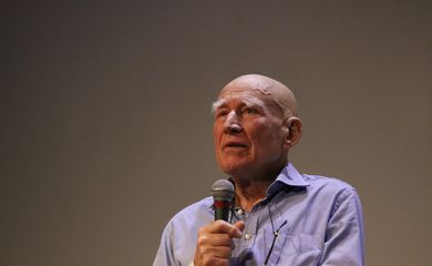 São Paulo (SP), 09/05/2024 - O fotógrafo Sebastião Salgado fala durante abertura da mostra 50 anos da Revolução dos Cravos em Portugal, com curadoria de Lélia Wanick Salgado, no Museu da Imagem e do Som - MIS. Foto: Rovena Rosa/Agência Brasil