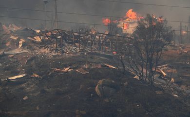 Uma casa arde em meio à propagação de incêndios florestais em Vina del Mar, Chile, 3 de fevereiro de 2024. REUTERS/Rodrigo Garrido
