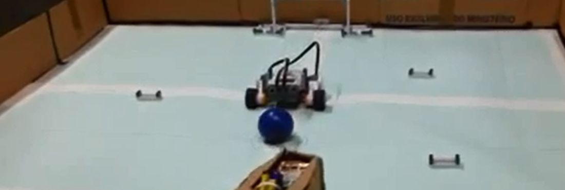 Com material reciclável, pesquisadores desenvolveram robô capaz de disputar partidas de futebol de robôs