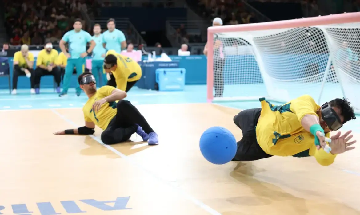 eomon realiza defesa durante partida pela Seleção Brasileira 