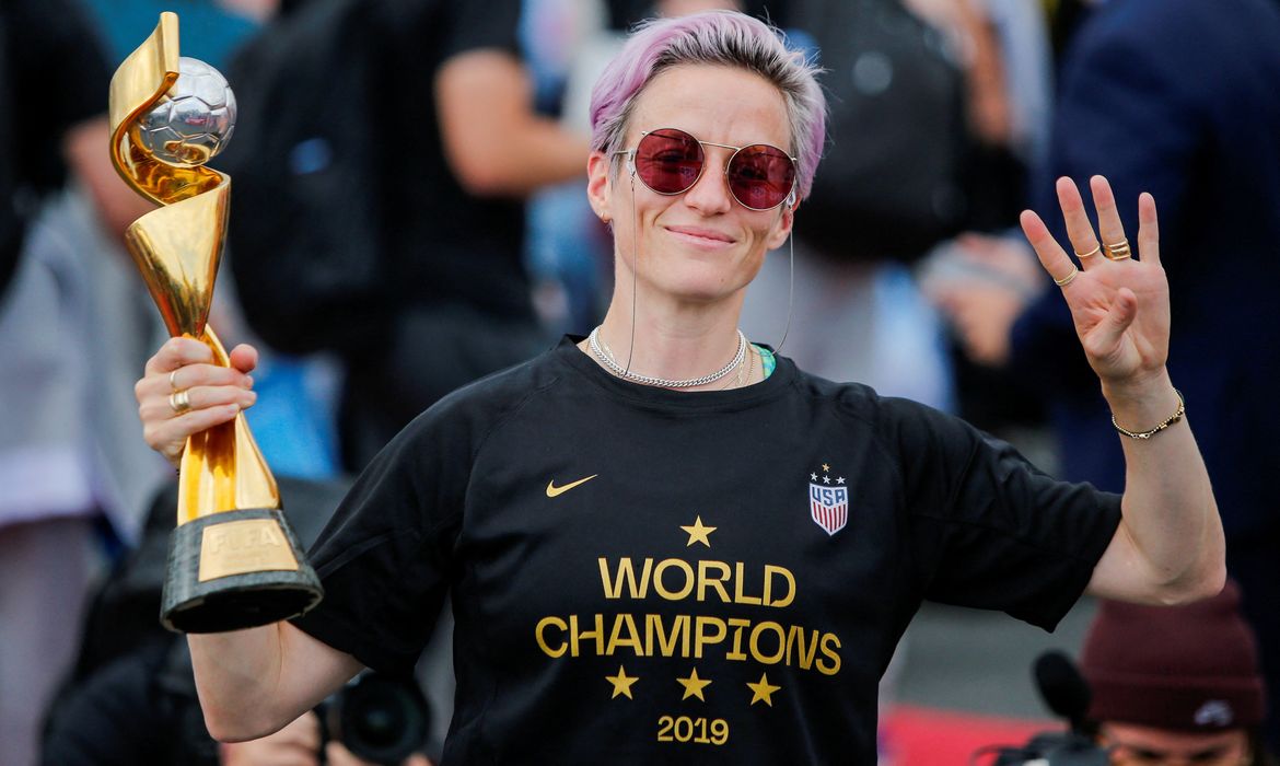 Jogadora da seleção dos EUA Megan Rapinoe com troféu da Copa do Mundo Feminina conquistado em 2019