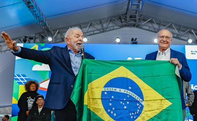 Osasco (SP), 25/07/2025 - Presidente da República, Luiz Inácio Lula da Silva, tendo ao lado o vice-presidente, Geraldo Alckmin, durante cerimônia de anúncio dos projetos habilitados pelo Novo PAC Seleções 2025 - Urbanização de Favelas, no âmbito do Programa Periferia Viva. Foto: Ricardo Stuckert/PR