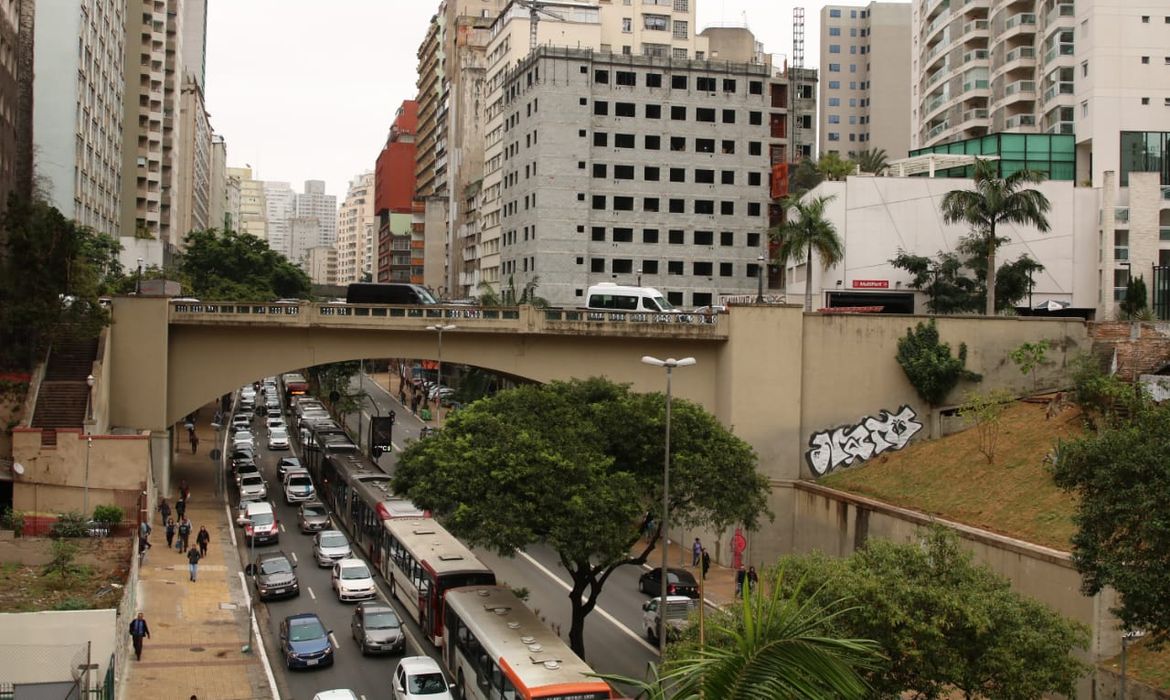 Manifestação de motoristas de ônibus e cobradores paralisa trânsito no Viaduto do Chá.