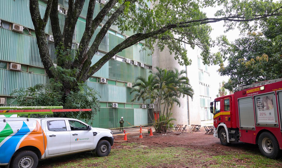 Brasília (DF) 25/11/2025 - Uma explosão na subestação de energia do Bloco C deixou pessoas feridas e hospitalizadas   Foto: Fabio Rodrigues-Pozzebom/ Agência Brasil