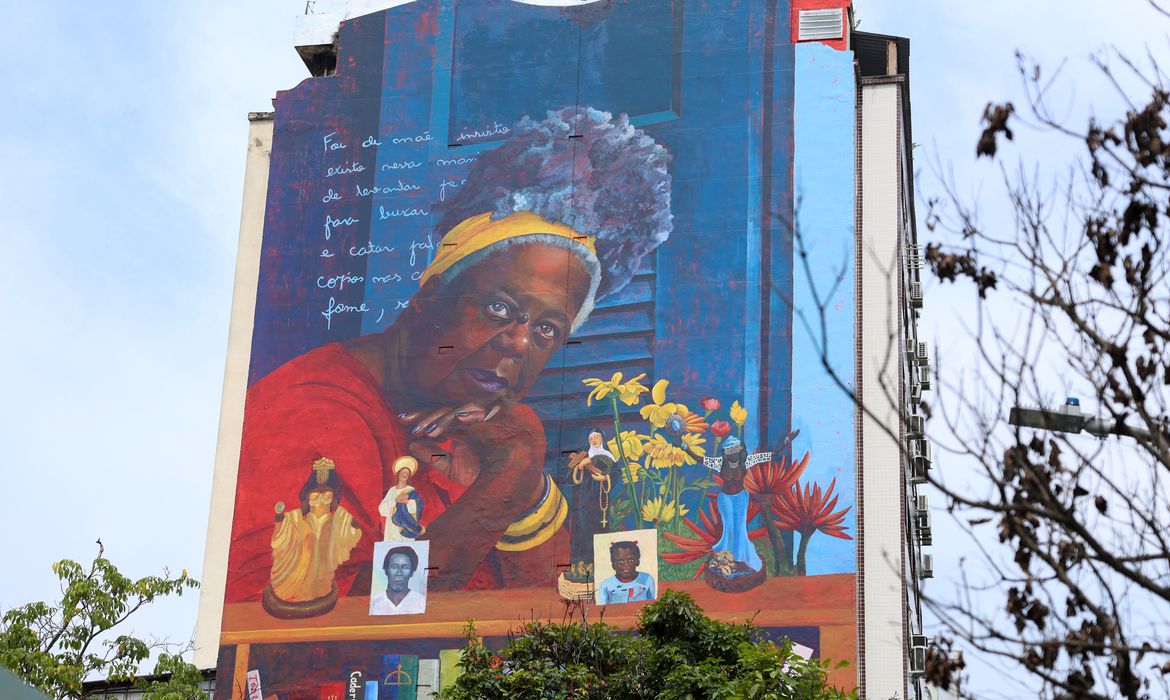 Rio de Janeiro (RJ), 24/01/2025 – A escritora Conceição Evaristo é homenageada com mural com sua imagem na zona portuária do Rio de Janeiro que preserva diversos elementos da chegada dos africanos escravizados e da cultura produzida por eles no Brasil. Foto: Tomaz Silva/Agência Brasil