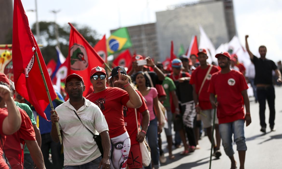Integrantes do Movimento dos Trabalhadores Rurais Sem Terra (MST) e de outros segmentos sociais fazem ato público em apoio ao registro da candidatura de Luiz Inácio Lula da Silva à Presidência da República. 