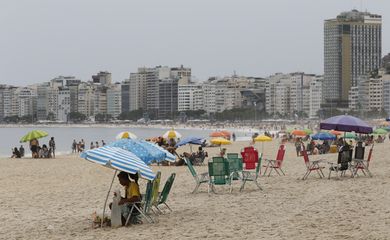 Cariocas e turistas chegam para assistir queima de fogos de artifício do Réveillon 2022 na praia de Copacabana.