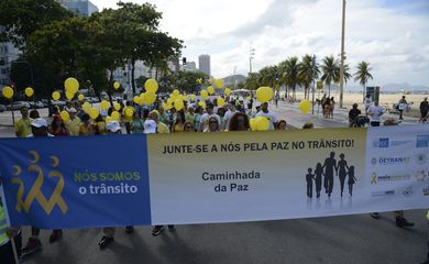 Manifestantes caminham na Praia de Copacabana pedindo por paz no trânsito
