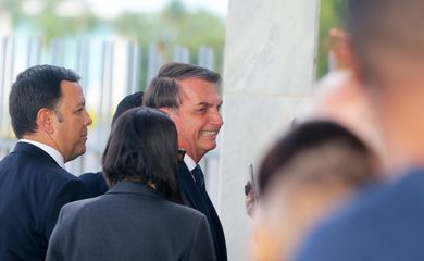 O Presidente Jair Bolsonaro cumprimenta populares no Palácio da Alvorada