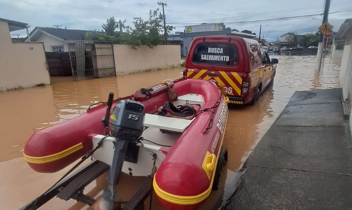 CBMSC/Divulgação Balneário Camboriú (SC), 17/01/2025 - Carro com barco do Corpo de Bomberos auxilia na ajuda de resgate de pessoas durante chuvas. Foto: CBMSC/Divulgação