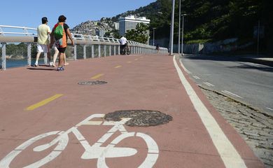 Rio de Janeiro - Trecho não suspenso da ciclovia na Avenida Niemeyer, próximo ao Mirante do Leblon, está reaberto. (Fernando Frazão/Agência Brasil)