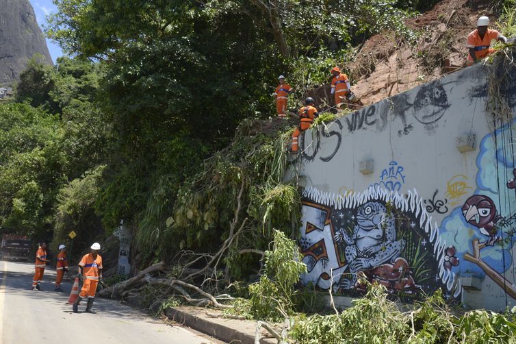 Avenida Niemeyer, em São Conrado, foi parcialmente liberada hoje (9). O tráfego na via é feito de maneira reduzida. Equipes da prefeitura trabalham na contenção das encostas, remoção da lama e retirada de árvores com ameaça de queda.