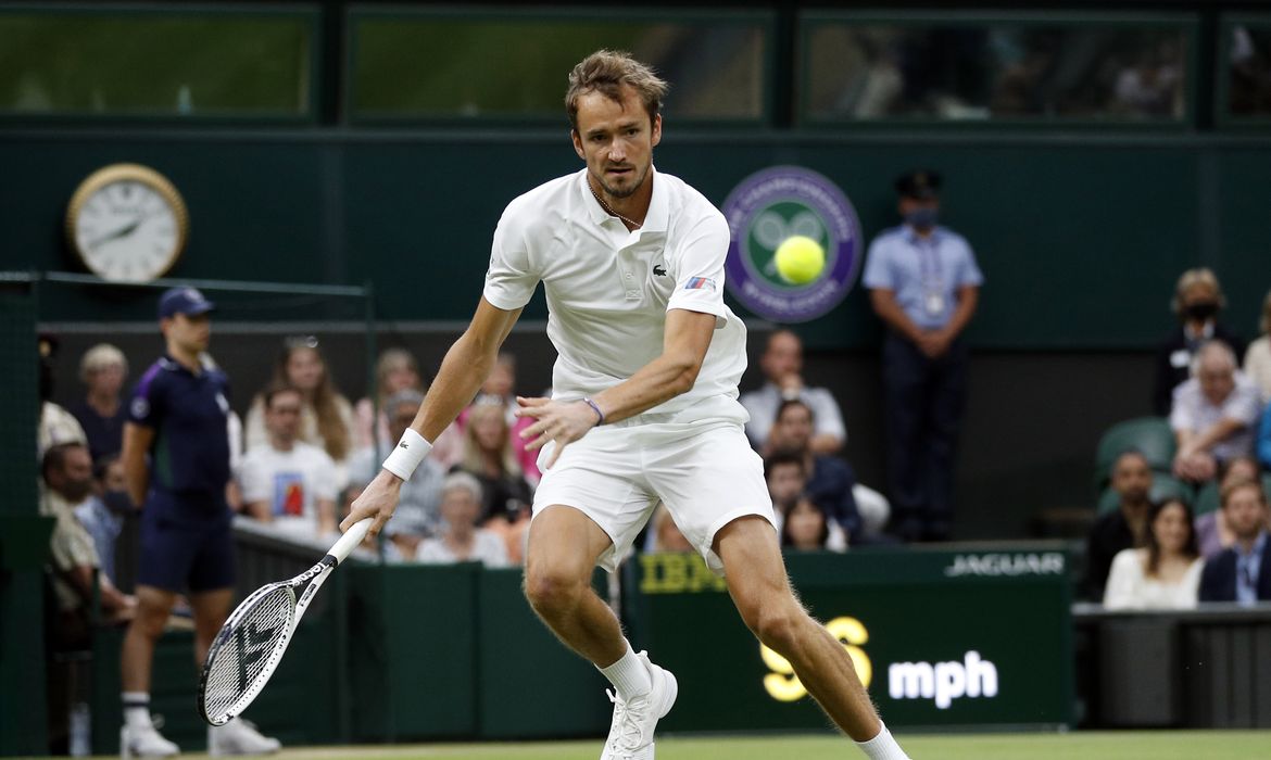 Daniil Medvedev faz jogada durante torneio de Wimbledon em 2021