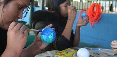 Crianças realizam projetos de ciências no pátio da antiga Escola Municipal de Ensino Fundamental - EMEF Infante Dom Henrique, agora chamada EMEF Espaço de Bitita, em homenagem a escritora Carolina Maria de Jesus, no Canindé
