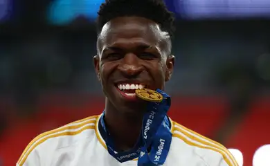 Soccer Football - Champions League - Final - Borussia Dortmund v Real Madrid - Wembley Stadium, London, Britain - June 1, 2024 Real Madrid's Vinicius Junior celebrates with his medal after winning the Champions League REUTERS/Hannah Mckay