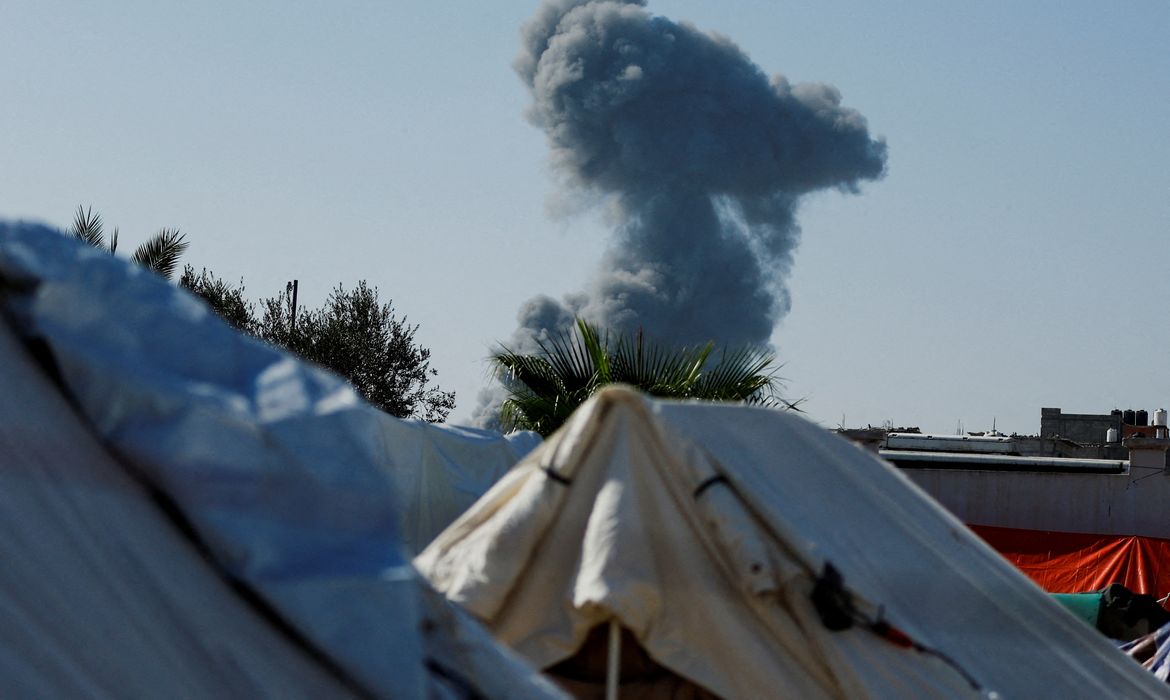 Smoke rises from nearby Israeli strikes as seen from a tent camp sheltering displaced Palestinians, as the conflict between Israel and Palestinian Islamist group Hamas continues, in Khan Younis in the southern Gaza Strip, October 26, 2023. REUTERS/Ibraheem Abu Mustafa