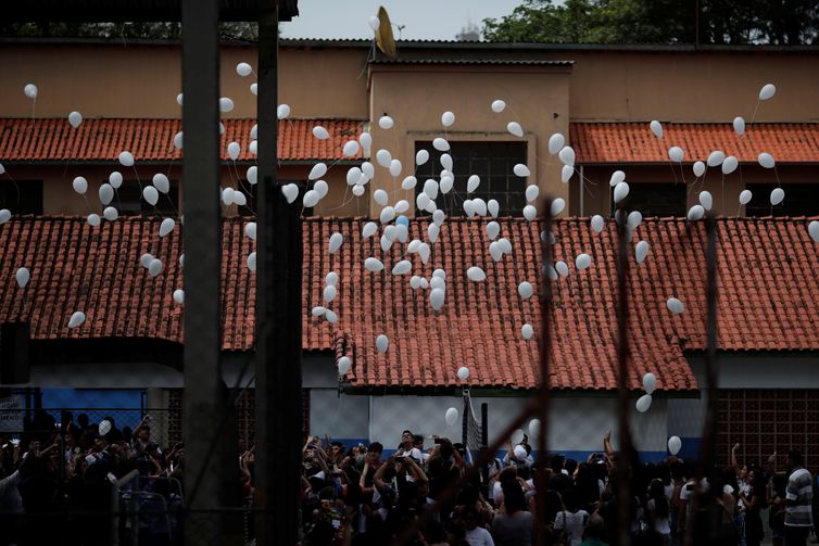 Alunos soltam balões durante homenagem às vítimas do tiroteio na escola Raul Brasil em Suzano, no dia da reabertura da escola.
